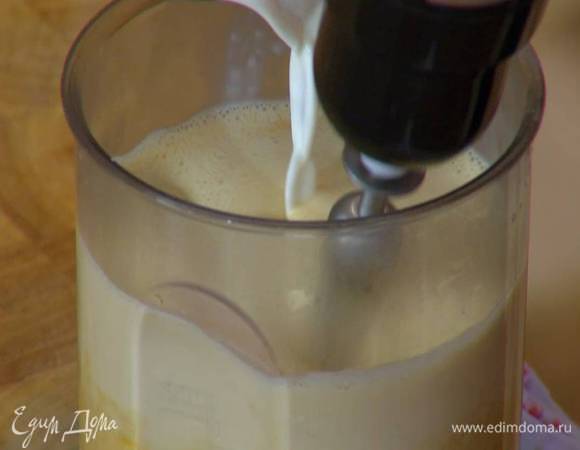Желтки с сахаром взбить блендером с насадкой-венчиком, затем понизить скорость и, продолжая взбивать, тонкой струйкой влить горячее молоко со сливками.