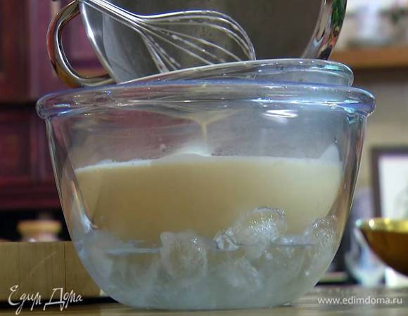 Перелить молочно-сливочную массу обратно в кастрюлю, поместить на огонь и, непрерывно помешивая, прогревать на небольшом огне 4‒5 минут, затем поместить в миску со льдом и дать остыть.