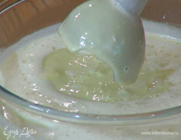 Соединить пюре из авокадо с молочно-сливочной смесью и взбить все погружным блендером в однородную массу без комочков.
