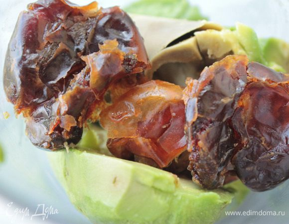 Пробить блендером авокадо и финики.