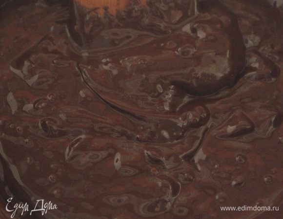 Растопить шоколад на водяной бане.