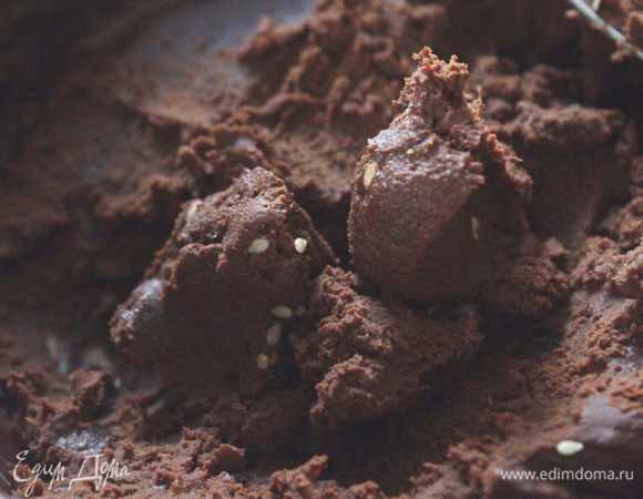 Добавить шоколад к финикам с авокадо и хорошенько перемешать, при необходимости можно пробить еще раз блендером.