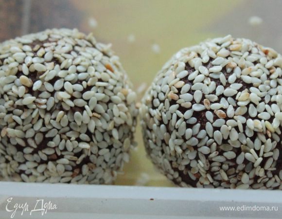 Сформировать из полученной массы трюфели и обвалять их в жареном кунжуте. Поставить в холодильник охлаждаться...