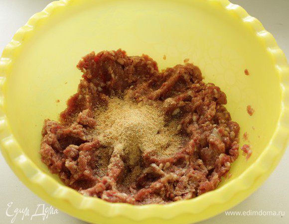 Всыпать панировочные сухари и орегано, тщательно перемешать, посолить, поперчить по вкусу.