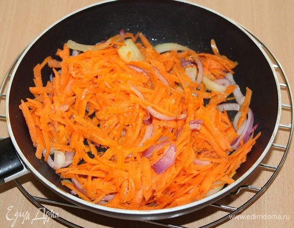 Спассеровать лук на раскаленном растительном масле, добавить натертую на крупной терке морковь.