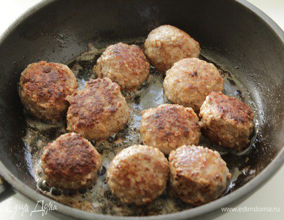 Обжарить тефтели до золотистой корочки 5 — 7 минут со всех сторон.