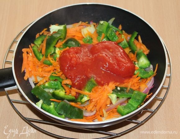 Затем добавить нарезанный перец, помидоры в собственном соку, обжарить 5 —7 минут.