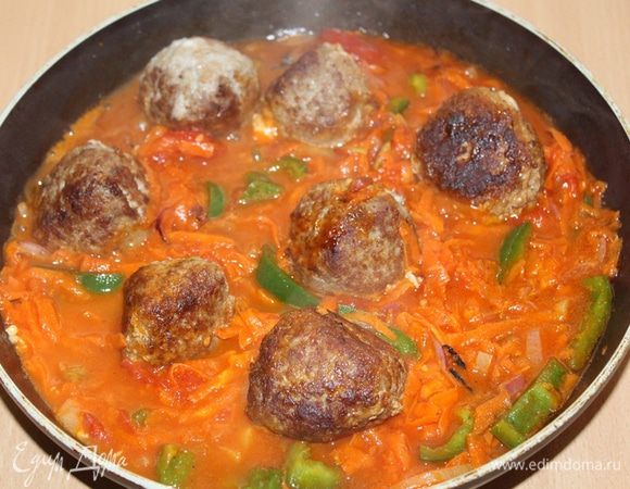 Соединить тефтели с соусом, добавить томатную пасту «Помидорка», сахар, воду, посолить, поперчить и тушить 20 — 25 минут до готовности.