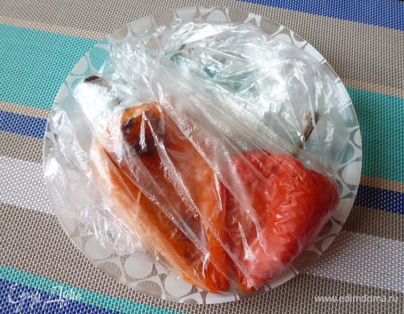 Сладкий перец завернем в пакет, чтобы они «пропотели», так легче будет снять кожицу.