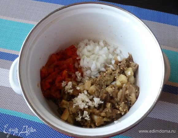 Нарубим очищенные баклажаны и сладкий перец. Добавим мелконарезанный сладкий лук и чеснок.