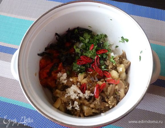 Добавим к овощам нарезанные кинзу, базилик и перtw чили, винный уксус и горчичное масло от Biоlio. Посолим по вкусу и добавим немного сахара. Аккуратно перемешаем. 