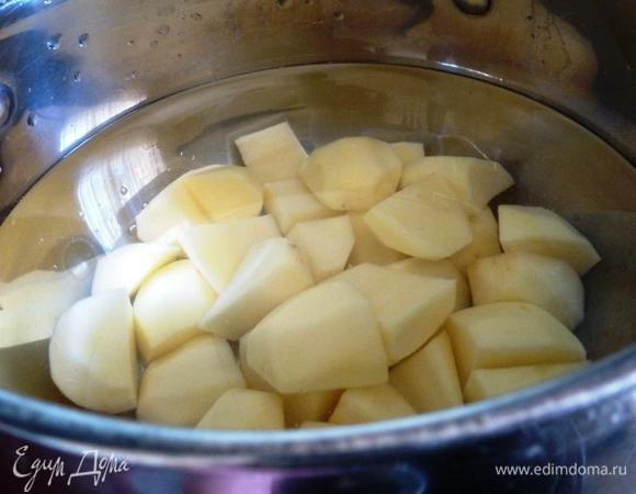 Картофель почистим и крупно нарежем, зальем водой, чтобы она  прикрыла его. Поставим вариться, важно сварить его до полуготовности.