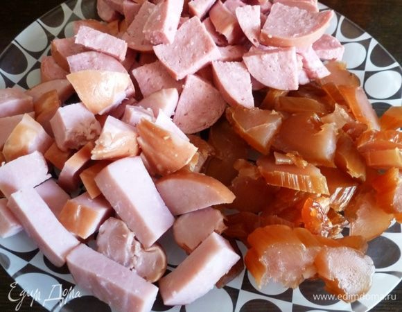 Для солянки возьмем разные мясо-колбасные продукты, чем разнообразнее состав, тем вкуснее. У меня свиная сарделька, копченая куриная грудка и ветчина. Нарежем кусочками.