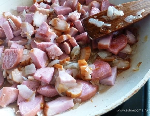 На сковороде припустим нарезанный  лук и чеснок до прозрачности, добавим мясопродукты и обжарим до золотистого цвета.