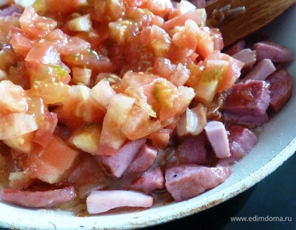 С помидоров в собственном соку «Помидорка» снимем кожицу, нарежем и добавим к мясопродуктам. Немного потушим.