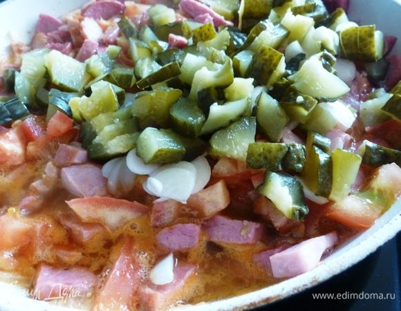 Соленые огурцы нарежем и кладем в сковороду. 