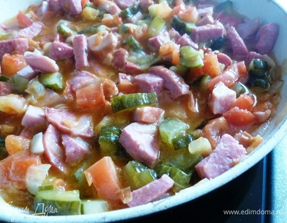 Вольем в сковороду огуречный рассол или воду и потушим минут 5 — 7.