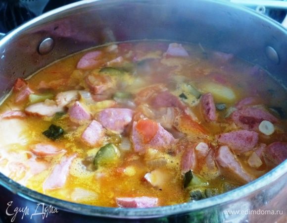 Картофель сварился до полуготовности. Выкладываем содержимое сковороды к картофелю и продолжаем варить до полной готовности картофеля. Выравниваем вкус солью и сахаром. Поперчим.