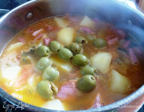 За 5 минут до готовности в кастрюлю кладем оливки (или маслины). Подаем со сметаной и ломтиком лимона.