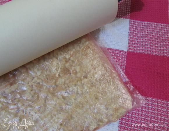 Приготовить основу. Печенье измельчить в крошку.