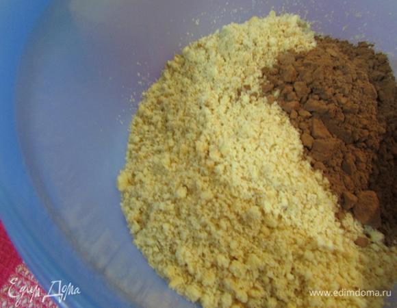 В миске соединить печень и какао-порошок. Тщательно перемешать.