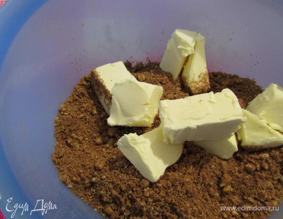 Добавить размягченное сливочное масло.