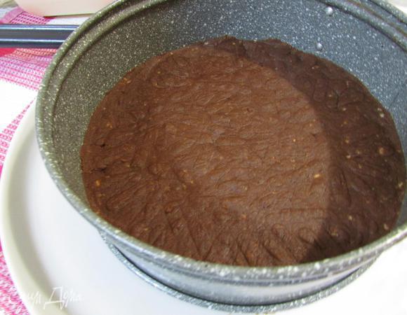 Полученное шоколадное тесто выложить внутрь кольца и хорошо утрамбовать.