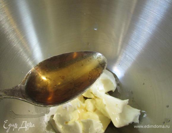 В чаше блендера смешать сливочный сыр (комнатной температуры), сахарную пудру и коньяк.