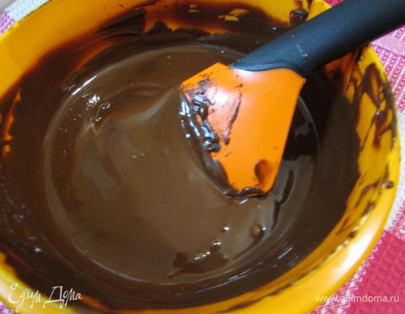 Шоколад наломать на кусочки и растопить на водяной бане или в микроволновке.