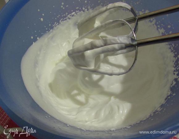 Отдельно взбить сливки.