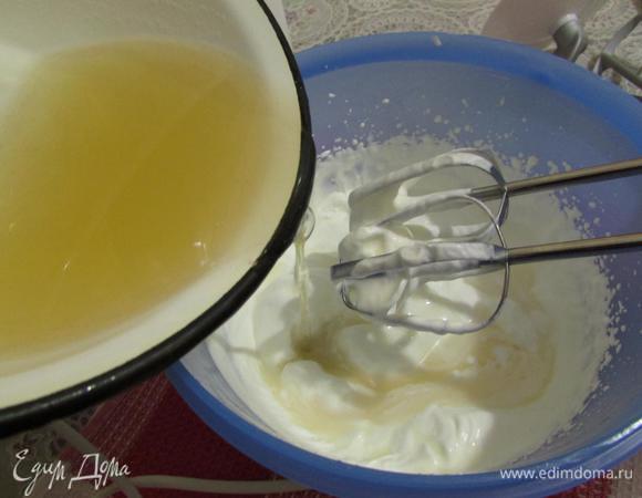 Желатин распустить на водяной бане, дать слегка остыть и перелить во взбитые сливки, еще раз взбить все вместе.