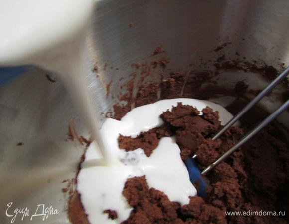 Сливки с желатином перелить в сырно-шоколадную массу и аккуратно размешать миксером на медленных оборотах до однородности. 
