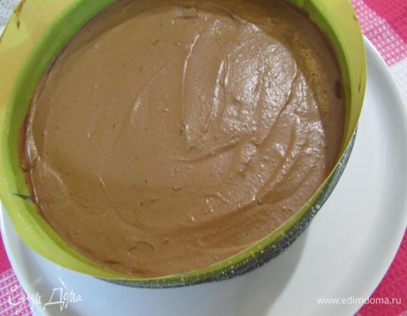 Перелить шоколадную массу в форму (я проложила по кругу пластинки, вырезанные из файла, слегка смазала растительным маслом, прям совсем чуть-чуть) на основу из печенья. Убрать в холодильник на ночь (на 8 — 10 часов). Перед подачей украсить на свой вкус.