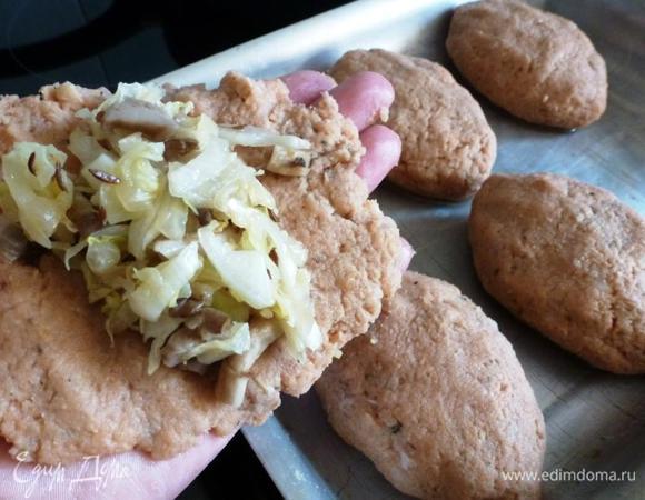 Делаем зразы. Часть фарша распластаем на ладони, положим пару ложек начинки. Защиплем края и сформируем котлетку.