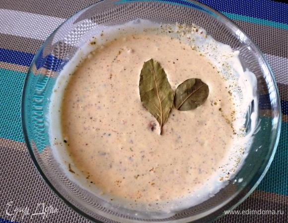 Из сметаны, томатного соуса «Помидорка», кавказской аджики и лаврового листа приготовим соус-заливку для зраз. Можно немного разбавить водой.