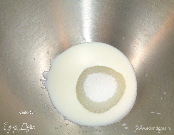 Йогурт немного прогрейте. В теплый йогурт добавьте сахар и соль.