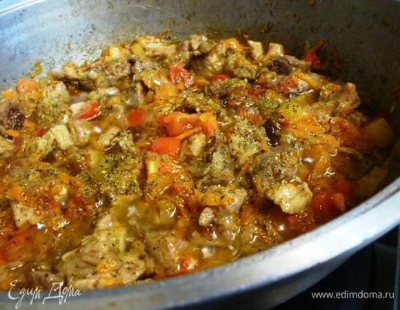 Свинину нарежем кубиком и обжарим. Лук, морковь и сельдерей нарежем и добавим к мясу,немного потушим вместе. Помидоры в собственном соку «Помидорка» нарежем и тоже отправим в жаровню. Приправим хмели-сунели. Кинем горсть изюма без косточек.