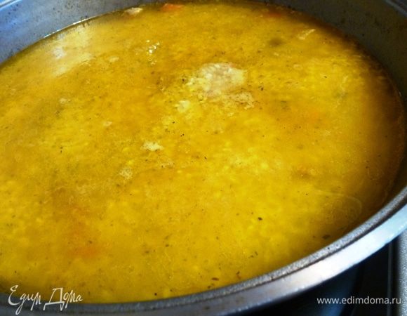 Рис промоем, выложим в жаровню, зальем водой на 1,5 — 2 см.