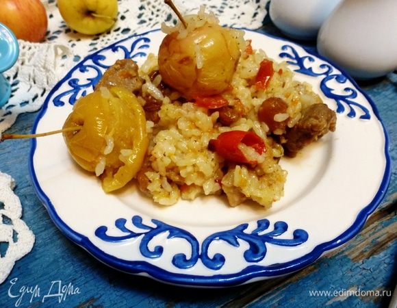 Рисовая каша с мясом и яблоками готова.