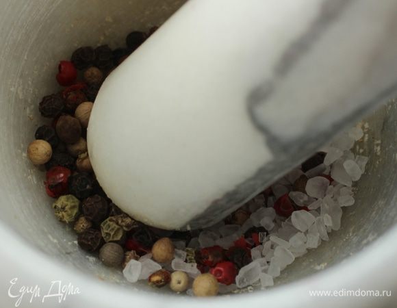 Растереть в ступке морскую соль и перец горошком. Я измельчаю до состояния крупной крошки. Добавить паприку и перемешать.
