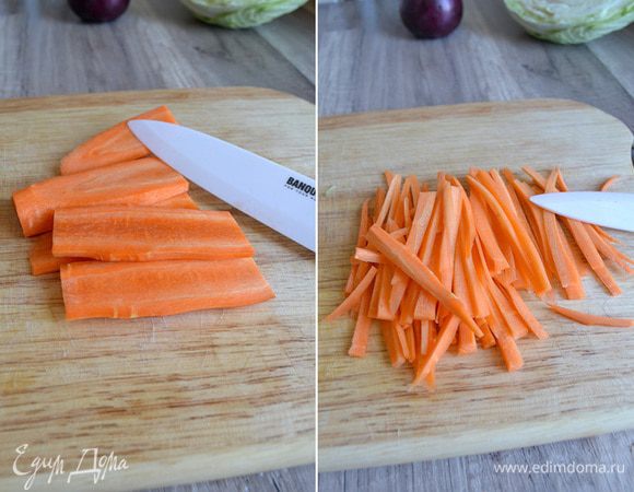 Морковь нарежьте сначала пластинками, а затем — соломкой. Это можно сделать ножом или с помощью специальной терки.