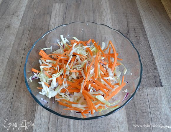 Перемешайте все подготовленные овощи в миске.