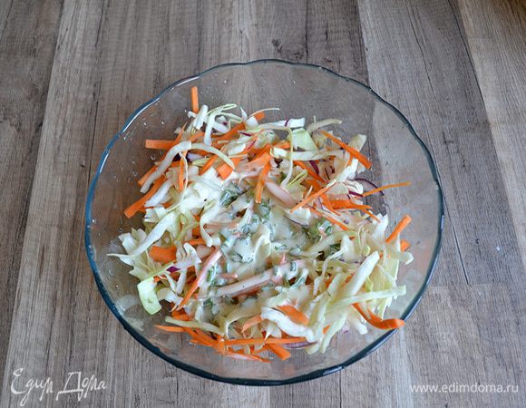 Добавляем соус к овощам, все перемешиваем и подаем на стол. Приятного аппетита!