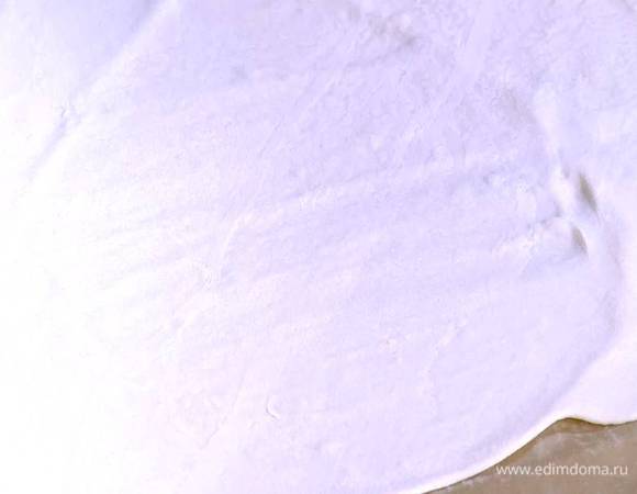 Тесто разморозить, затем посыпать мукой и раскатать в тонкий пласт.