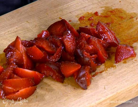 Сливы, удалив косточки, нарезать небольшими дольками и выложить в глубокую посуду.
