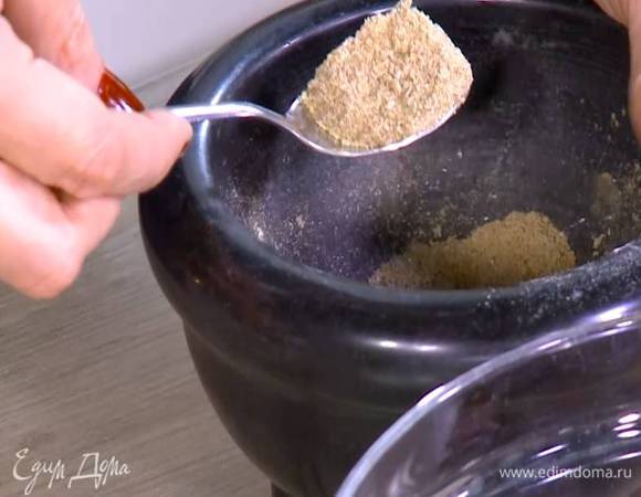 Бадьян и гвоздику растереть в ступке, добавить 1 ч. ложку сахара и растереть еще немного, затем всыпать имбирь и корицу, все перемешать.