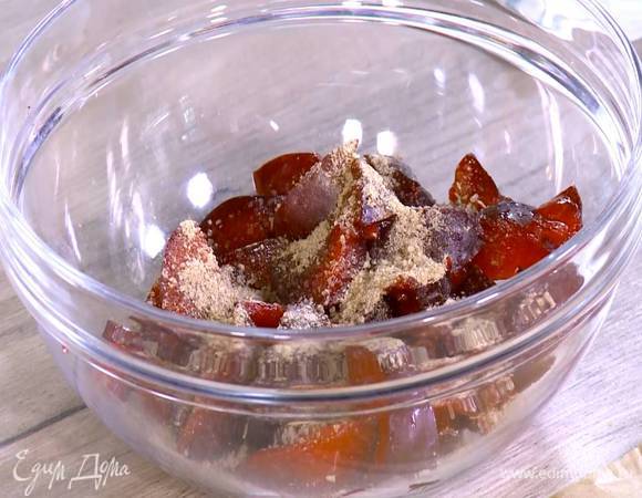 Посыпать сливы смесью специй, 2 ч. ложками сахара, перемешать и дать постоять.