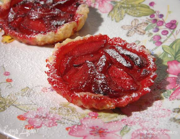 Готовые тарталетки посыпать сахарной пудрой.