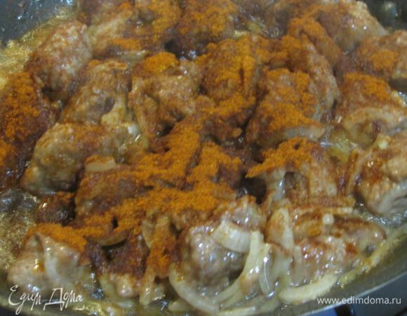 Присыпать паприкой и красным перцем чили, перемешать.