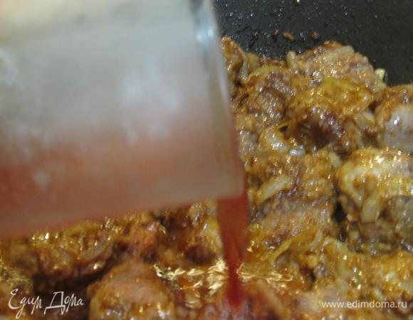 Влить сухое вино, дать выпариться вину. Затем мясо выложить в кастрюлю, влить бульон (можно горячую воду). Поставить на огонь, довести до кипения и тушить около 25 минут на слабом огне.
